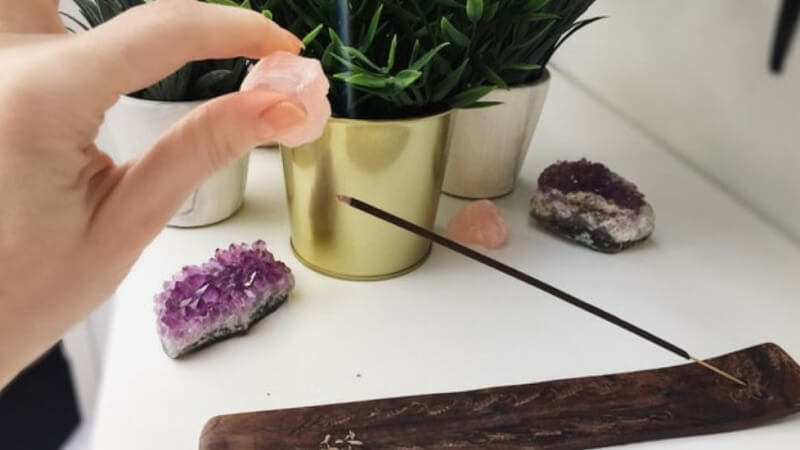 Thanh tẩy đá phong thủy bằng khói