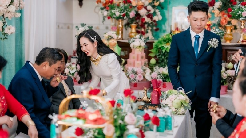 Mời trầu, rượu họ hàng hai bên Mời trầu, rượu họ hàng hai bên
