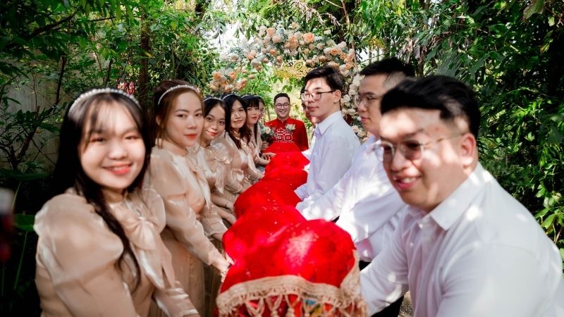 Trao và nhận mâm quả sính lễ Trao và nhận mâm quả sính lễ