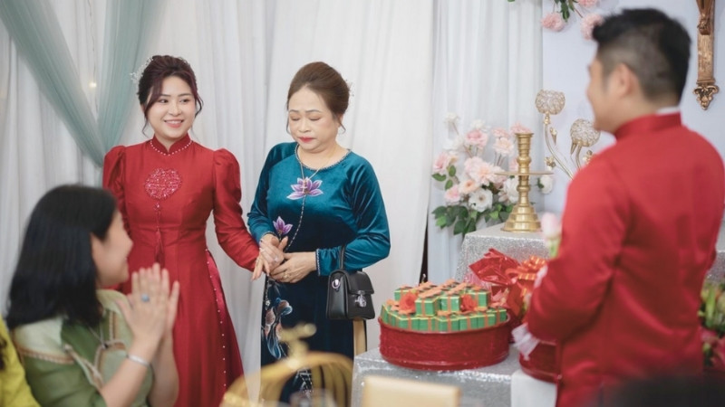 Cô dâu ra mắt họ hàng hai bên Cô dâu ra mắt họ hàng hai bên