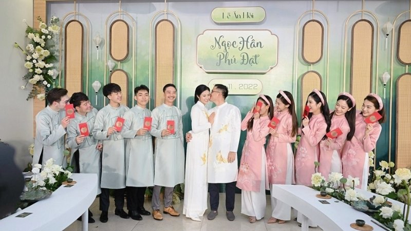 Lễ ăn hỏi là lễ hứa gả diễn ra trước ngày cưới, còn lễ xin dâu là lễ xin phép rước dâu Lễ ăn hỏi là lễ hứa gả diễn ra trước ngày cưới, còn lễ xin dâu là lễ xin phép rước dâu