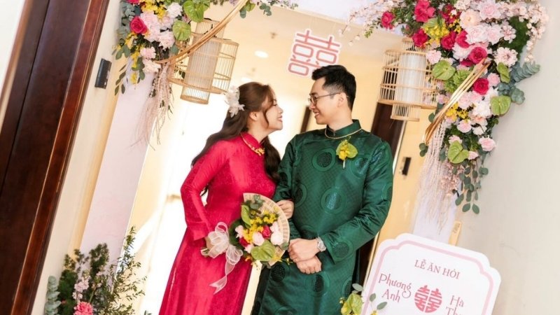 Nhà trai mang lễ vật đến nhà gái vào ngày cưới để xin phép rước cô dâu về nhà chồng Nhà trai mang lễ vật đến nhà gái vào ngày cưới để xin phép rước cô dâu về nhà chồng