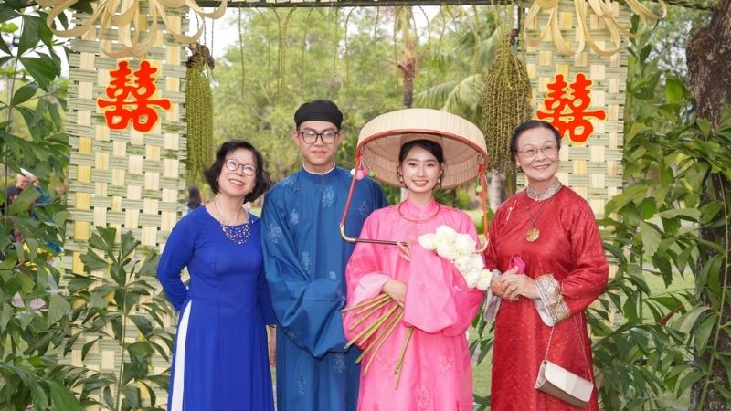 Nhiều cặp đôi trẻ hiện nay lựa chọn gộp lễ Ăn Hỏi và lễ Cưới Nhiều cặp đôi trẻ hiện nay lựa chọn gộp lễ Ăn Hỏi và lễ Cưới
