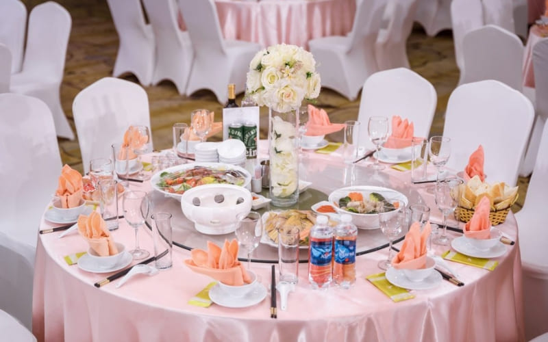 Chuẩn bị thực đơn cưới giúp tiệc diễn ra suôn sẻ. Chuẩn bị thực đơn cưới giúp tiệc diễn ra suôn sẻ.