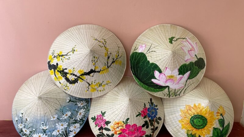 Hướng dẫn trang trí nón lá 20/10 chi tiết từng bước