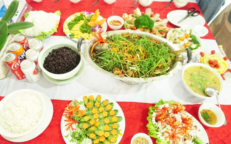 Người nấu giới thiệu món ăn rõ ràng, đầy cảm hứng. Người nấu giới thiệu món ăn rõ ràng, đầy cảm hứng.