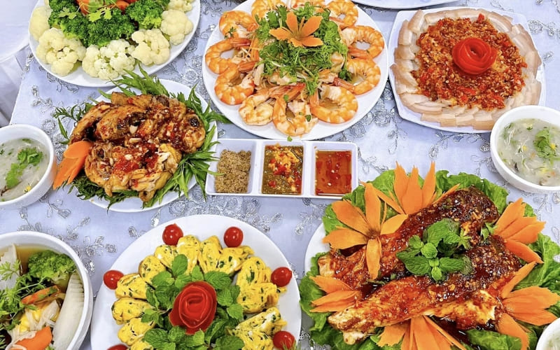 Người nấu thực hiện bí quyết chuẩn bị, sáng tạo và trình bày hoàn hảo. Người nấu thực hiện bí quyết chuẩn bị, sáng tạo và trình bày hoàn hảo.