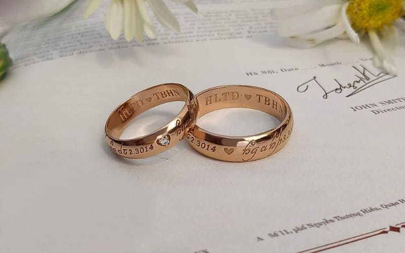 Khắc tên nhẫn lưu giữ tình yêu trọn đời. Khắc tên nhẫn lưu giữ tình yêu trọn đời.
