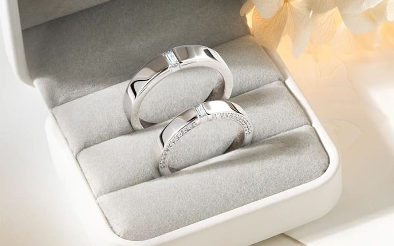 Nhẫn khắc tọa độ lưu giữ địa điểm tình yêu. Nhẫn khắc tọa độ lưu giữ địa điểm tình yêu.
