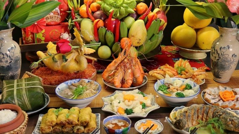 Ưu tiên nguyên liệu theo mùa, có 1 - 2 món nổi bật, cân bằng giữa món mặn, rau và canh Ưu tiên nguyên liệu theo mùa, có 1 - 2 món nổi bật, cân bằng giữa món mặn, rau và canh