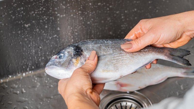 Bạn có thể khử mùi tanh của cá bằng cách rửa cá với muối hoặc chanh Bạn có thể khử mùi tanh của cá bằng cách rửa cá với muối hoặc chanh