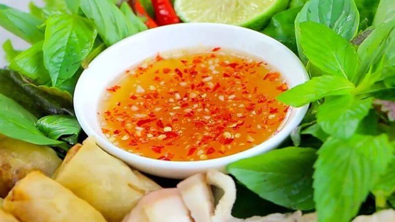 Thêm đu đủ hoặc cà rốt ngâm chua nhẹ để nước chấm vừa giòn vừa thanh. Thêm đu đủ hoặc cà rốt ngâm chua nhẹ để nước chấm vừa giòn vừa thanh.