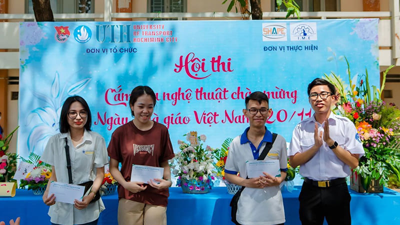 Nếu tổ chức ngoài trời, thêm trò chơi teambuilding như "Ghép hình thầy cô" Nếu tổ chức ngoài trời, thêm trò chơi teambuilding như "Ghép hình thầy cô"