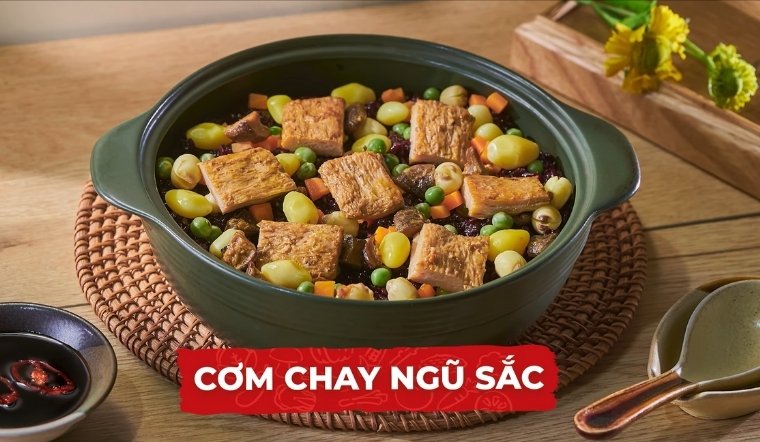 Cách nấu cơm niêu chay ngũ sắc thơm dẻo, có lớp cháy giòn hấp dẫn