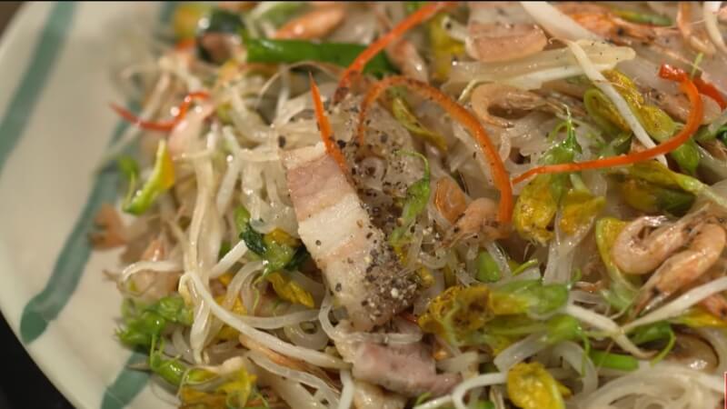 Thưởng thức hủ tiếu xào tép bông điên điển