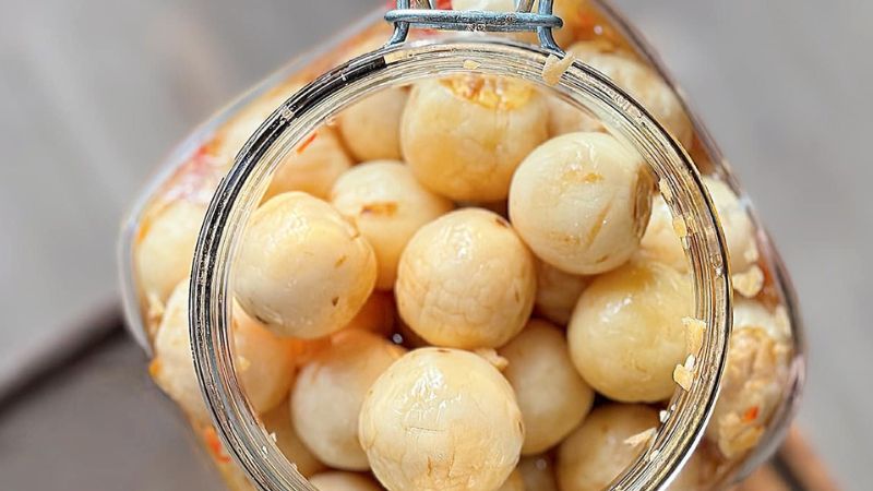 Lần lượt xếp cà vào hũ Lần lượt xếp cà vào hũ