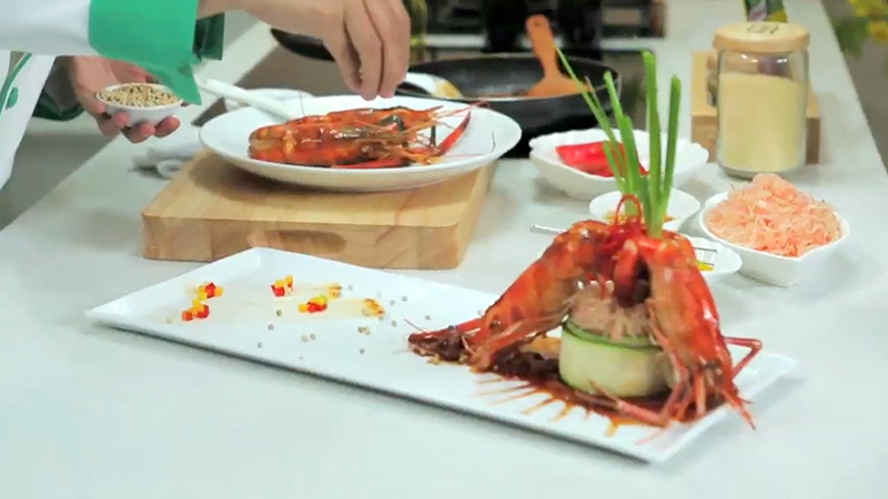 Chỉ sau vài bước đơn giản, bạn đã có ngay món tôm càng sốt mắm bưởi hấp dẫn. Chỉ sau vài bước đơn giản, bạn đã có ngay món tôm càng sốt mắm bưởi hấp dẫn.