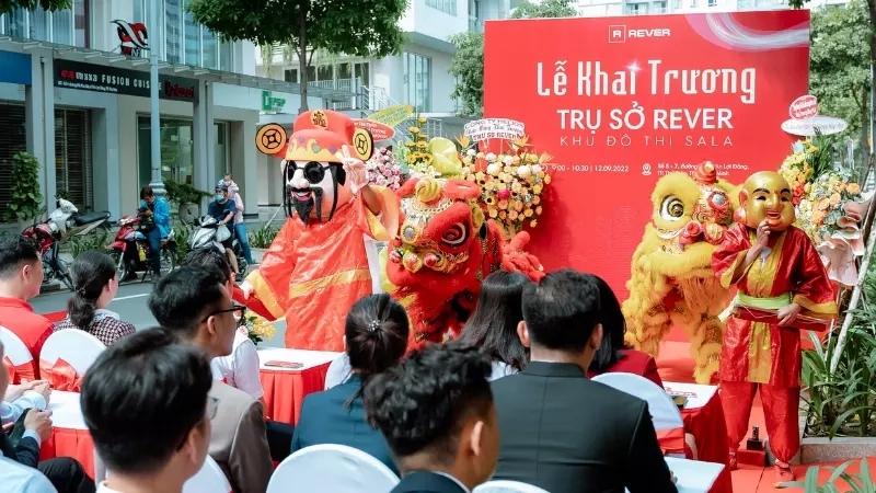 Bạn có thể mượn tuổi để khai trương Bạn có thể mượn tuổi để khai trương