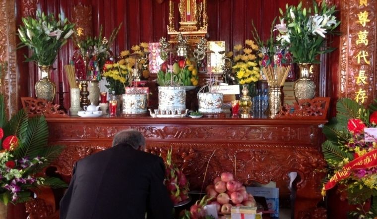 Văn khấn mùng 1 tháng 10 Âm lịch chi tiết, chính xác