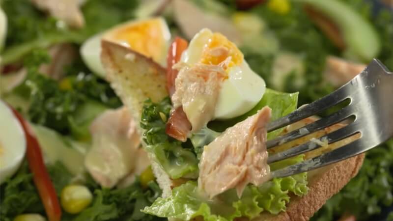 Thưởng thức món salad cá hồi sốt mayonnaise khi còn tươi mát Thưởng thức món salad cá hồi sốt mayonnaise khi còn tươi mát
