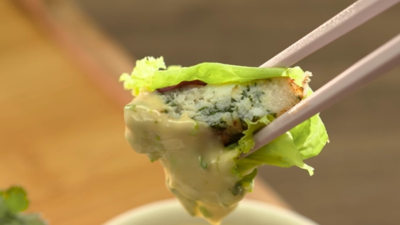 Chả cá lóc chấm cùng sốt béo ngậy