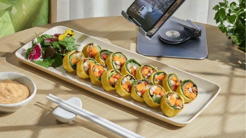 Thưởng thức món rong biển cuộn thịt xốt mayo Thưởng thức món rong biển cuộn thịt xốt mayo