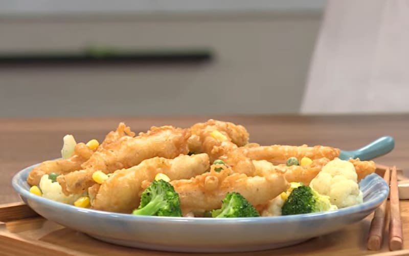 Món salad hoàn thiện rực rỡ sắc màu, hương vị cuốn hút.