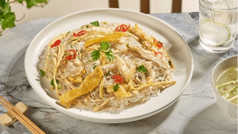 Thưởng thức miến măng trộn măng cùng với chén súp nóng hổi Thưởng thức miến măng trộn măng cùng với chén súp nóng hổi