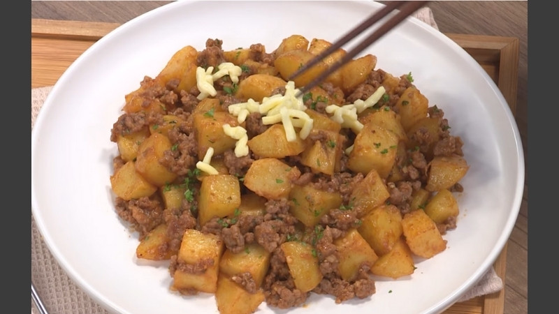Khoai tây xào thịt bò phô mai Khoai tây xào thịt bò phô mai