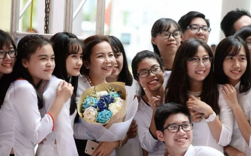 Tác phẩm miêu tả học trò tự hào khoe bài văn hay. Tác phẩm miêu tả học trò tự hào khoe bài văn hay.