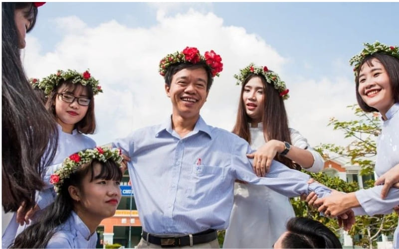 Tác phẩm gợi nhớ mùa hoa, tình thầy trò sâu. Tác phẩm gợi nhớ mùa hoa, tình thầy trò sâu.
