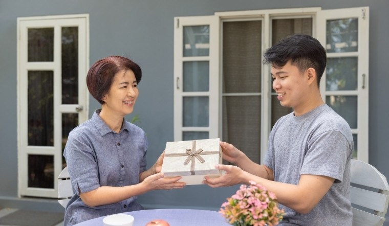 15+ gợi ý quà 20/11 cho thầy cô về hưu ý nghĩa và thiết thực