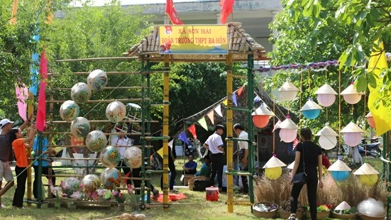 Mẫu 2 chủ đề sáng tạo từ vật liệu tái chế Mẫu 2 chủ đề sáng tạo từ vật liệu tái chế