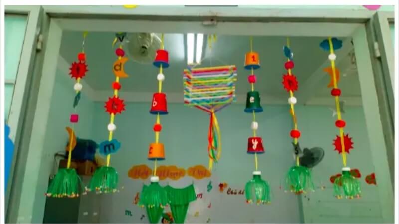 Cổng chào handmade bằng giấy màu, ống hút cắt dán sinh động. Cổng chào handmade bằng giấy màu, ống hút cắt dán sinh động.