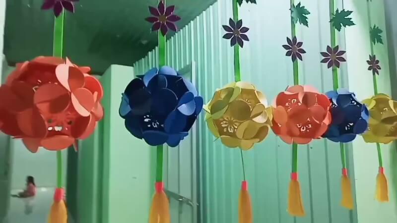 Trang trí cửa lớp bằng những chùm hoa gửi tặng thầy cô. Trang trí cửa lớp bằng những chùm hoa gửi tặng thầy cô.