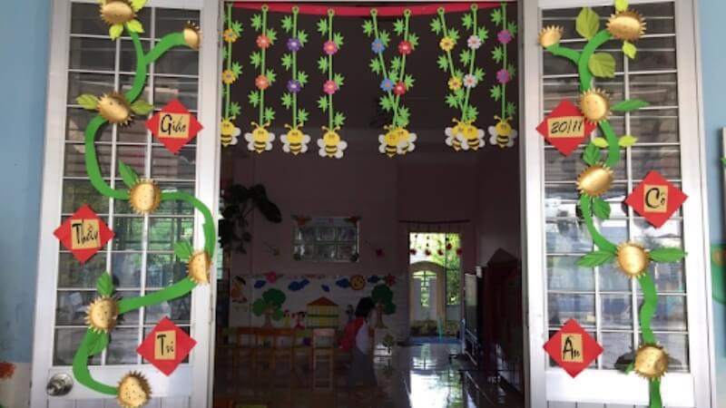 Cửa lớp 20/11 rực rỡ với tông vàng và đỏ – biểu tượng của tri ân. Cửa lớp 20/11 rực rỡ với tông vàng và đỏ – biểu tượng của tri ân.