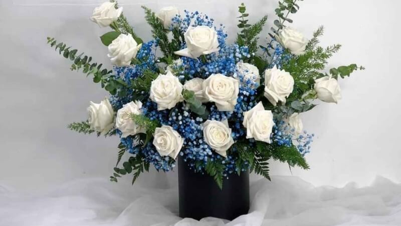 Hình ảnh bó hoa thắm sắc, biểu tượng cho tình cảm học trò.