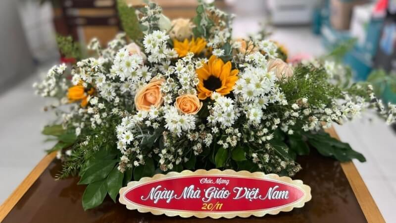 Giỏ hoa phối hợp nhiều sắc màu tạo cảm giác vui tươi.