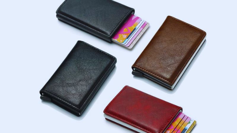 Ví là vật bất ly thân đối với người bạn trai đi bộ đội