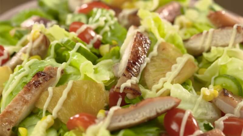 Trộn đều salad để lớp sốt mayonnaise phủ đều lên từng nguyên liệu Trộn đều salad để lớp sốt mayonnaise phủ đều lên từng nguyên liệu