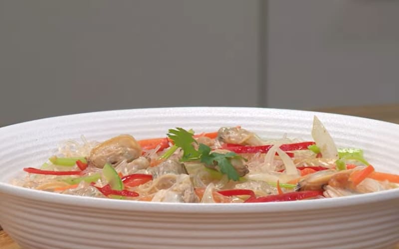 Người đầu bếp trình bày món ăn đẹp mắt và hài hòa.