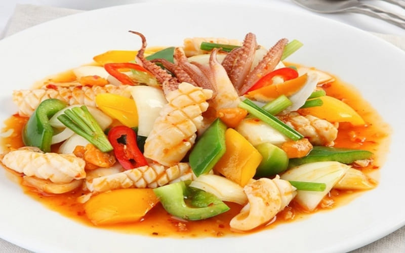 Mực xào thập cẩm tươi ngon, rau củ giòn ngọt.