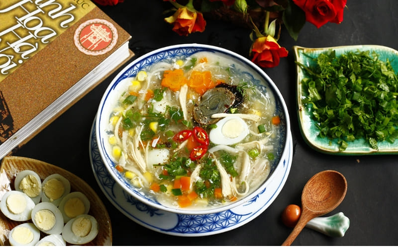 Súp ngô gà nấm béo ngậy, ấm bụng dễ ăn.