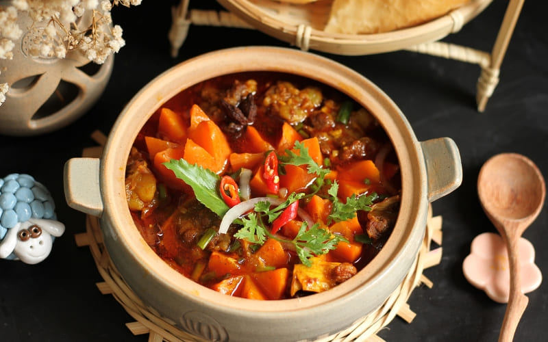 Bò kho đậm đà, mềm mại, hòa quyện gia vị hấp dẫn.