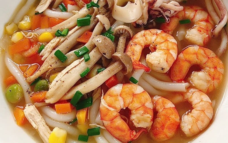 Canh nấm hải sản thanh mát, giàu dinh dưỡng bổ dưỡng.