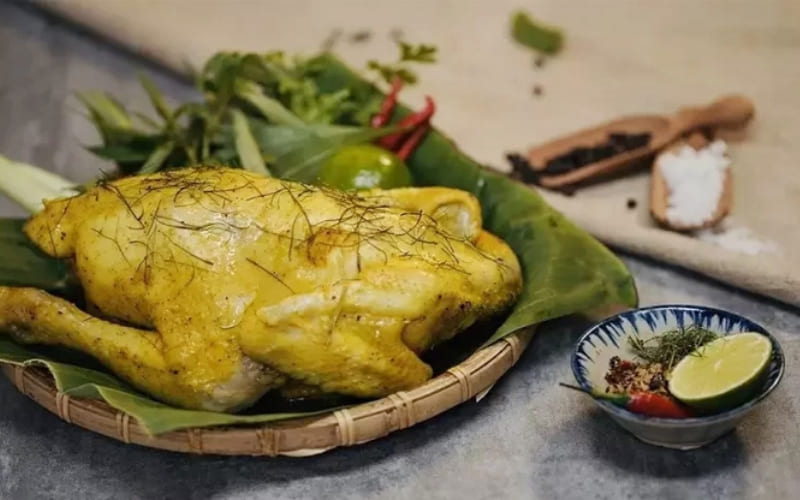 Gà hấp muối sả thơm phức, thịt mềm và ngọt.