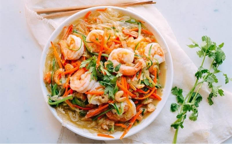 Món gỏi miến tôm thịt tươi ngon, cân bằng vị giác.