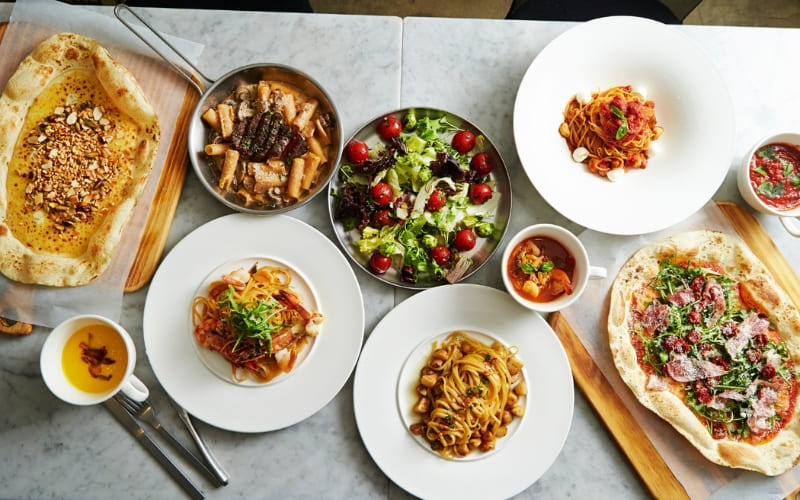 Thực đơn hiện đại sáng tạo, đa dạng hương vị Á - Âu.