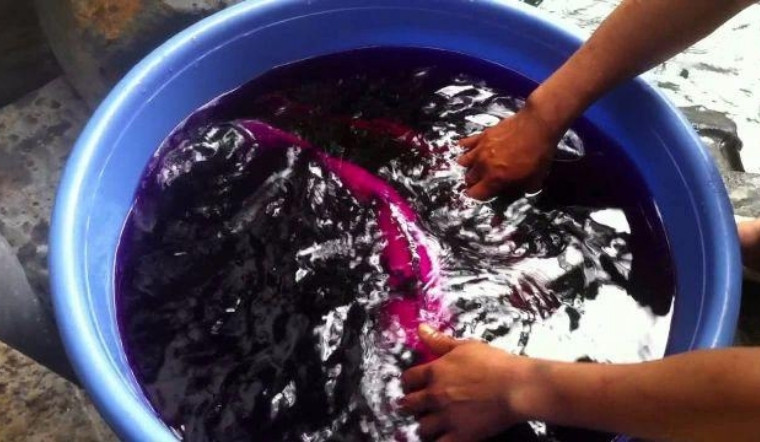 Hướng dẫn tẩy quần áo bằng thuốc tím sạch nhanh, an toàn tại nhà