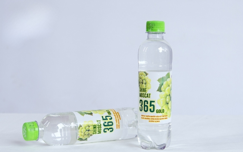 Thiết kế bao bì xanh mát giúp sản phẩm dễ nhận diện và nổi bật trên kệ hàng